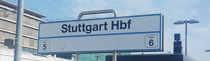 Stationsschild am Hauptbahnhof in Stuttgart
